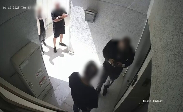 נאשמים בפרשת סחיטה מגיעים למשרד של איש העסקים א' נאשמים בפרשת סחיטה מגיעים למשרד של איש העסקים א'