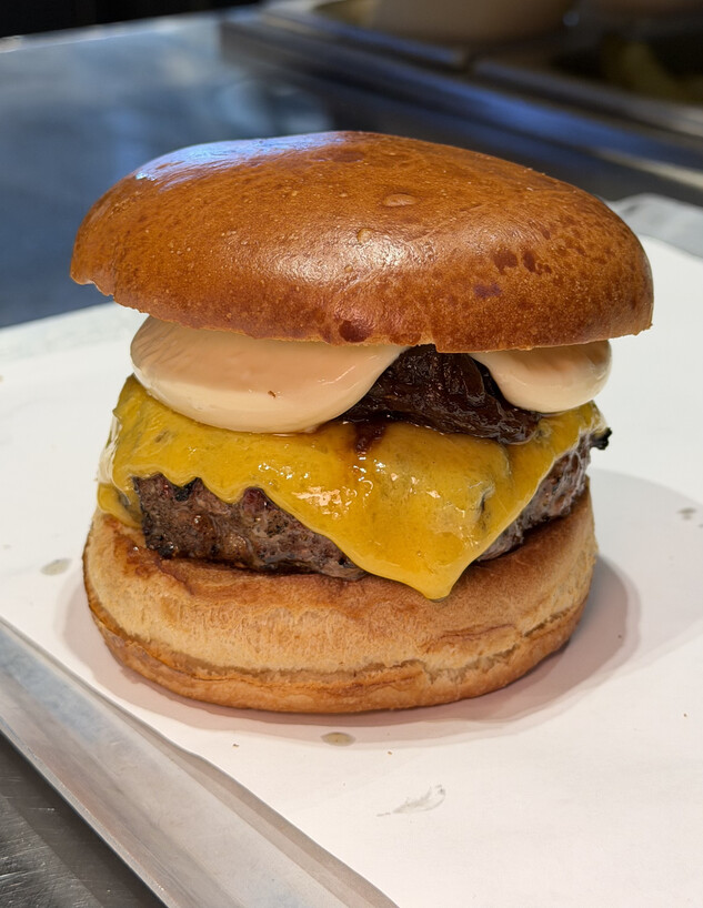 המבורגר צ'דר. אפילו עגבנייה וחסה לא צריך המבורגר צ'דר. אפילו עגבנייה וחסה לא צריך