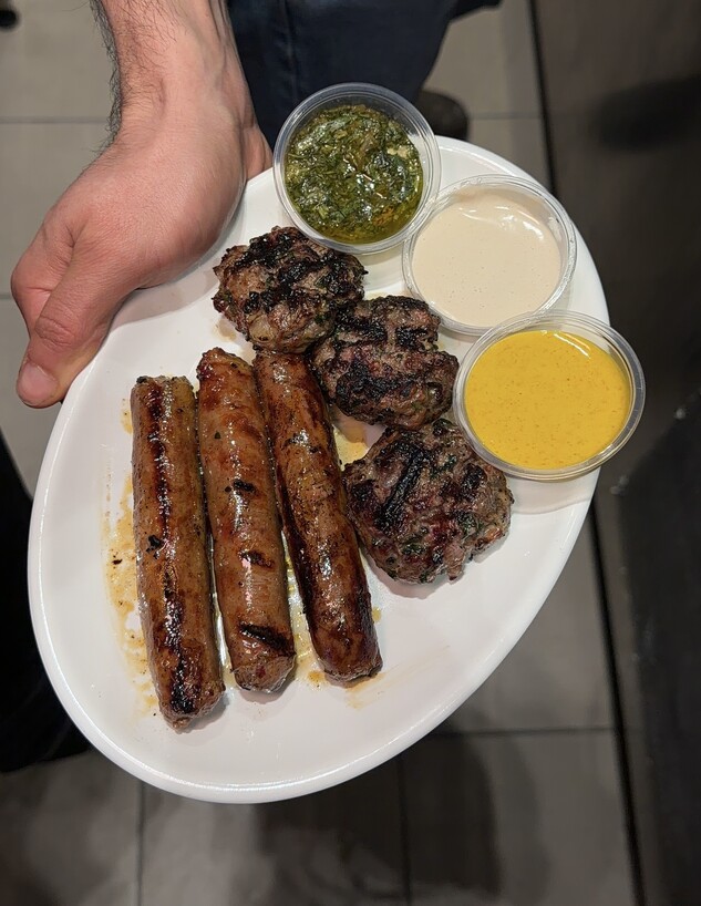 ג'אגר. נקניקיות מרגז ממכרות, קבבים פחות ג'אגר. נקניקיות מרגז ממכרות, קבבים פחות