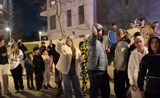 קריאות מחוץ לביתה של לוסי אהריש קריאות מחוץ לביתה של לוסי אהריש