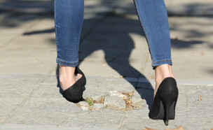 אישה נופלת במדרכה (צילום: shutterstock)