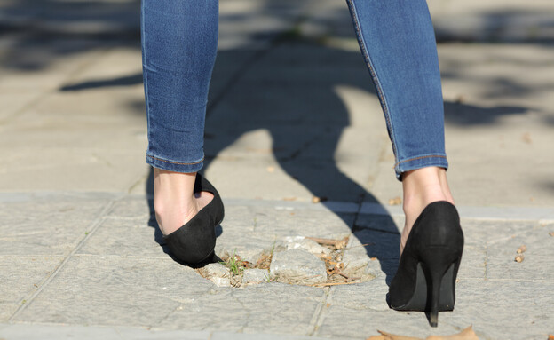 אישה נופלת במדרכה (צילום: shutterstock)