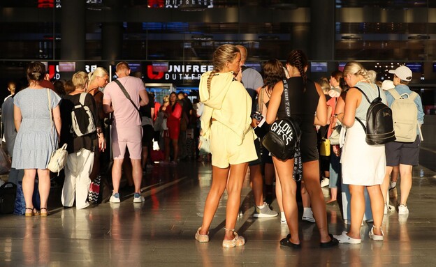 תיירים בנמל התעופה (צילום: Oleg Elkov, shutterstock)