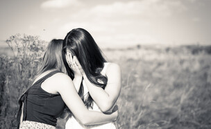 שתי נשים בוכות (צילום: shutterstock | GLRL)