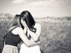 שתי נשים בוכות (צילום: shutterstock | GLRL)