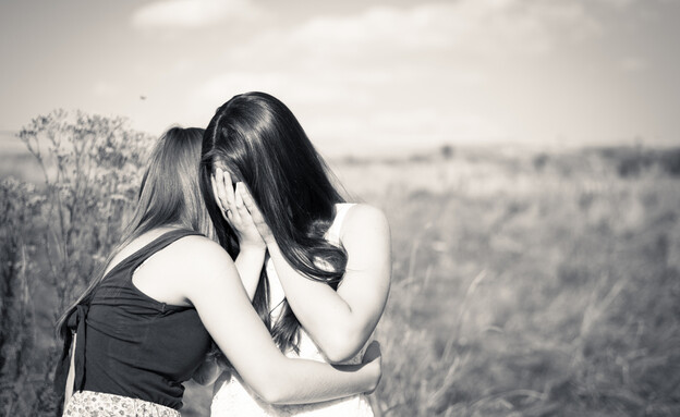 שתי נשים בוכות (צילום: shutterstock | GLRL)