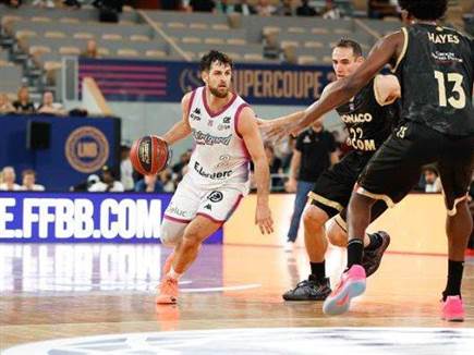 הכדור אצלו ביד (Loic Baratoux/Icon Sport via Getty Images) (צילום: ספורט 5)