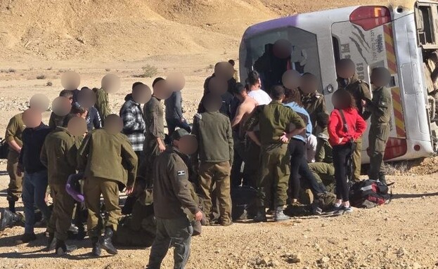 אוטובוס שהתהפך בכביש 40 אוטובוס שהתהפך בכביש 40