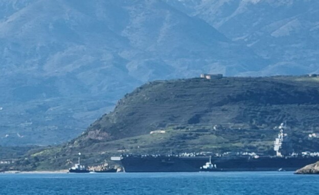 נושאת המטוסים פורד עוזבת את הנמל בכרתים נושאת המטוסים פורד עוזבת את הנמל בכרתים