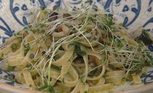 פסטה פטריות אלי אוליו עם ערמונים ונבטים (צילום: עוטף ישראל, קשת 12)