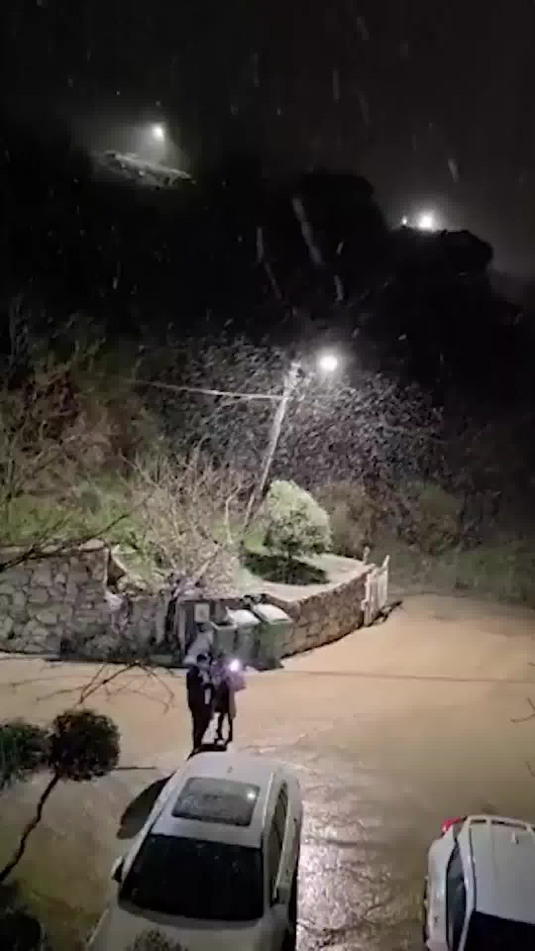 החורף חזר: שלג החל לרדת כעת במג'דל שמס