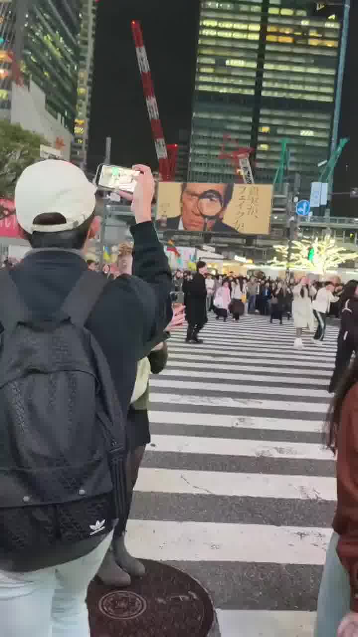 ממהרת לקפה: ילדה ניסתה לעשות פוסט המעבר החצייה המפורסם בטוקיו- ואז זה קרה