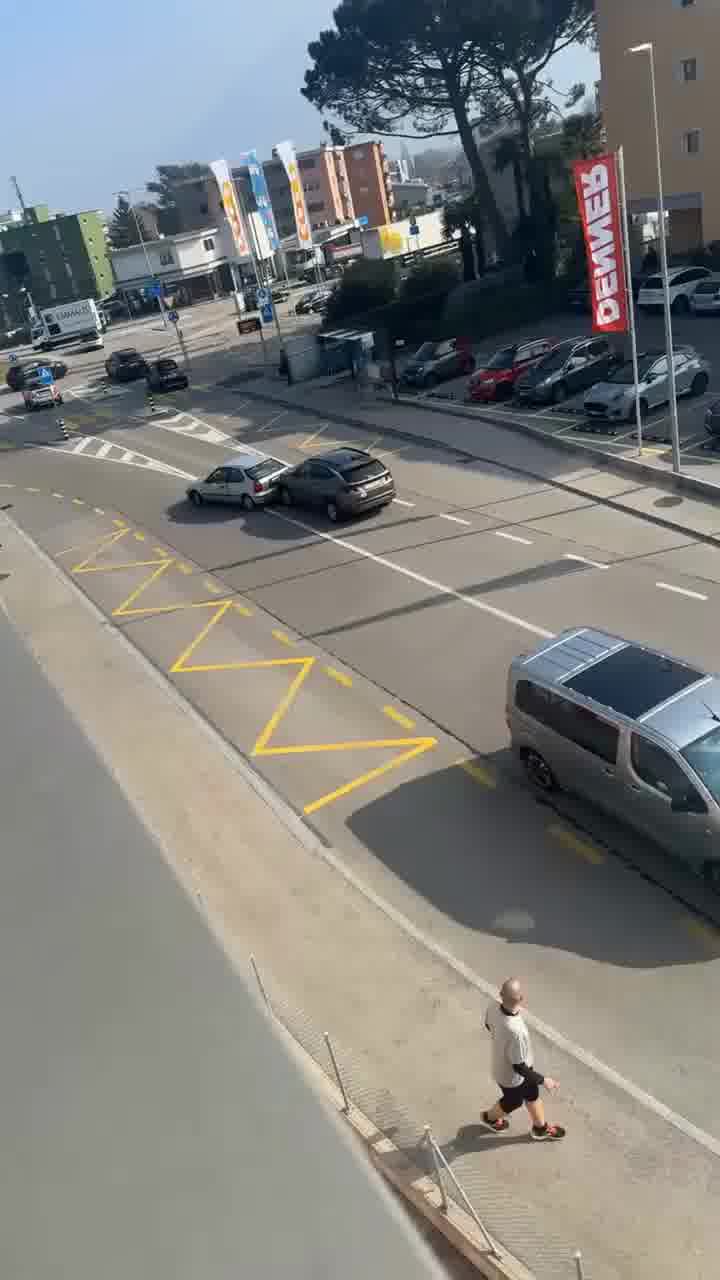 זה קרה בשוויץ, וכזאת תאונת דרכים באמת שלא רואים כל יום. בסוף אגב כולם שרדו את זה בלי נפגעים בכלל