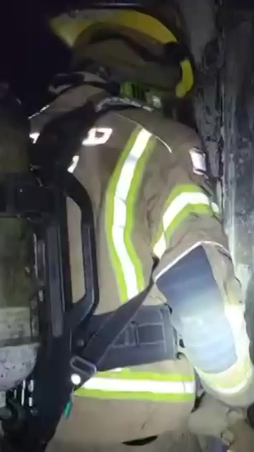  3 בני אדם שחולצו על ידי לוחמי האש בשריפה בבניין מגורים בחיפה נפגעו קל ופונו לקבלת טיפול רפואי
