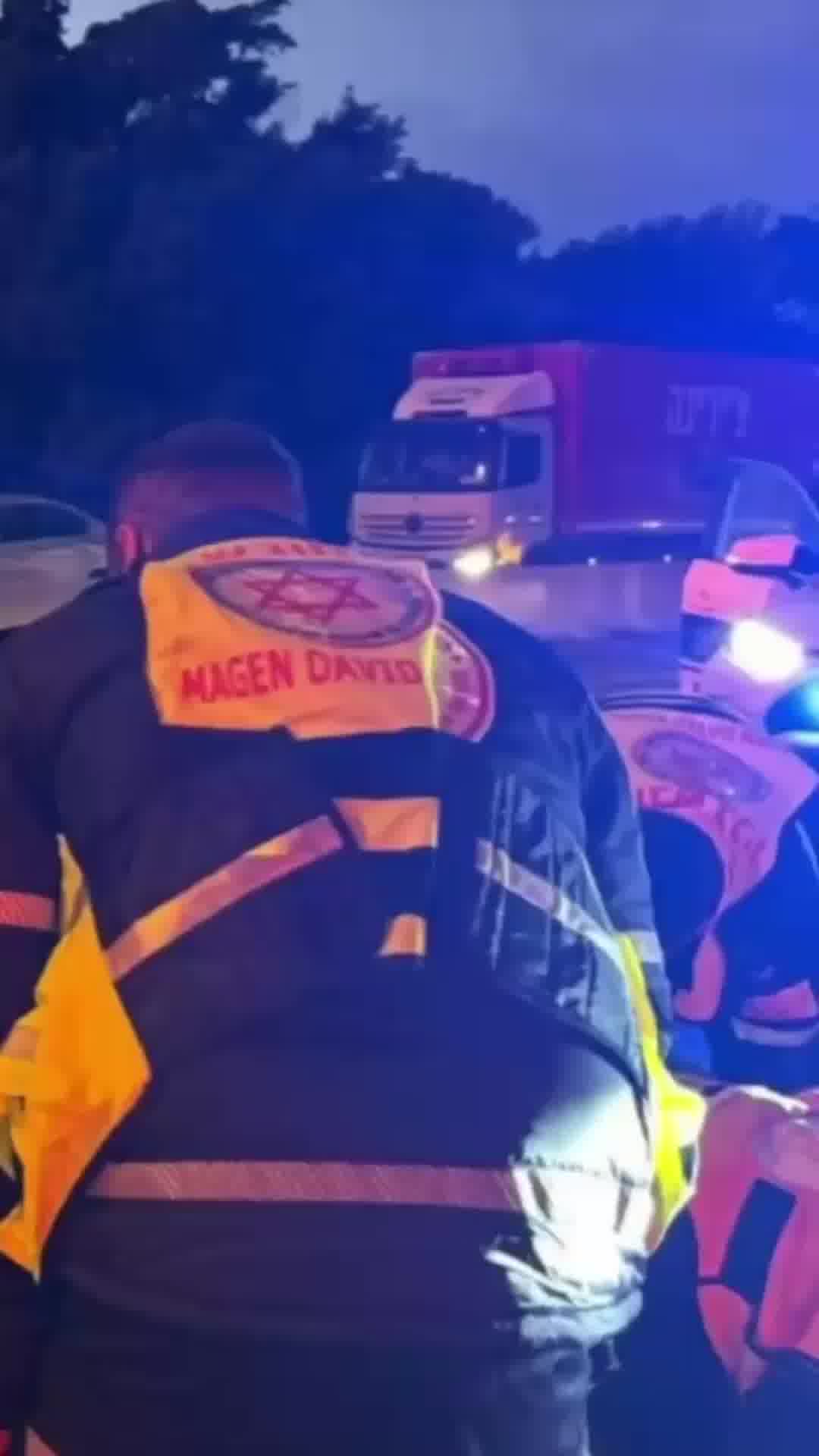 רוכב אופנוע כבן 40 נפצע קשה מפגיעת רכב בכביש 4, סמוך למחלף בר אילן.  עומסי תנועה כבדים במקום