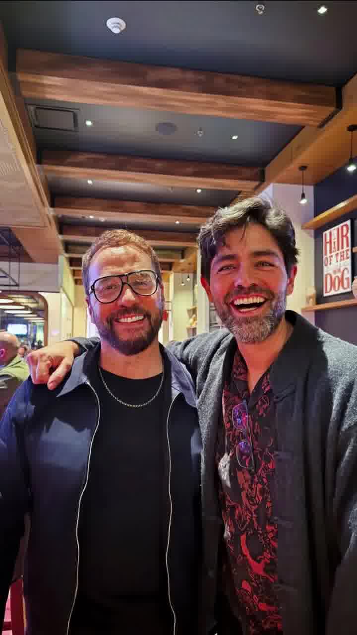 "לא ראיתי אותו כמעט עשור": כוכבי הפמליה התאחדו כשאדריאן גרניאר הגיע למופע של ג'רמי פיבן