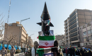 מצעד צבאי של משמרות המהפכה והבסיג' (צילום: OSSEIN BERIS/Middle East Images/AFP, getty images)