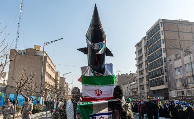 מצעד צבאי של משמרות המהפכה והבסיג' (צילום: OSSEIN BERIS/Middle East Images/AFP, getty images)