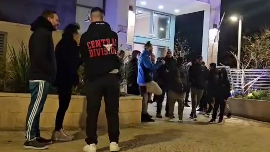 מפגינים מתחת לבית של לוסי אהריש מפגינים מתחת לבית של לוסי אהריש