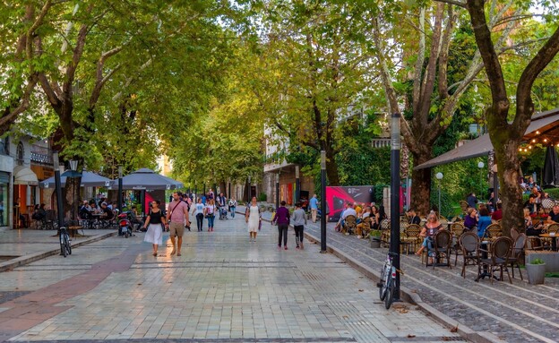 אלבניה טירנה רחוב מסעדות (צילום: trabantos, shutterstock)