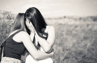 שתי נשים בוכות (צילום: shutterstock | GLRL)