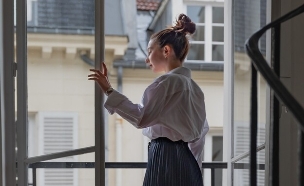 פותחת חלון, ליד חלון פתוח (צילום: shutterstock_Teri_Mira)