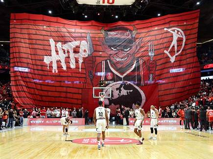 הקהל סיפק תפאורה מרשימה (צילום: אלן שיבר)