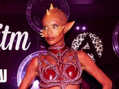 עדן פינס תחפושת דרקון (צילום: שחר ארביב)