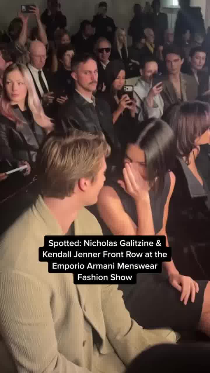 מה היא לוחשת לו? קנדל ג׳נר וניקולס גליצין משכו את כל תשומת הלב בתצוגת האופנה של ארמני במילאנו 