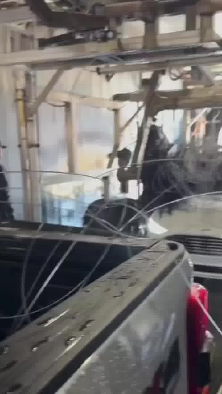 שכח שיש לו תיל בטנדר, ועשה בלאגן בשטיפת המכוניות