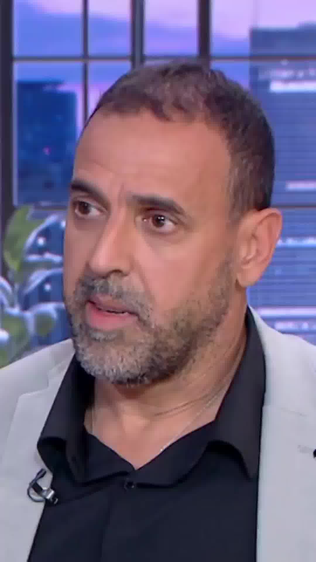 "יש לכולם את אשמת הניצול": שורד השבי אלי שרעבי בדמעות על אובדן אחיו, אשתו ובנותיו