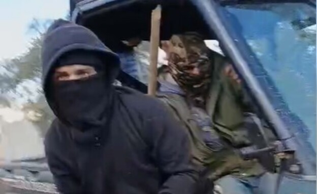 רעולי פנים מכים באלות פעילי שמאל - 2 נפצעו בראשם