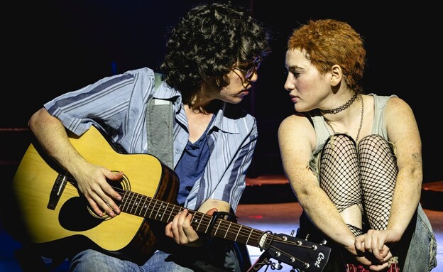 בר מיניאלי וניר כנען בהצגה "מישהו לרוץ איתו"