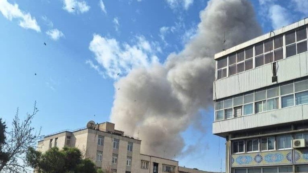 המוסד במסר ישיר לעם האיראני בשיא המתקפה: „נחזיר את ימי הזוהר” – דיווחים על...