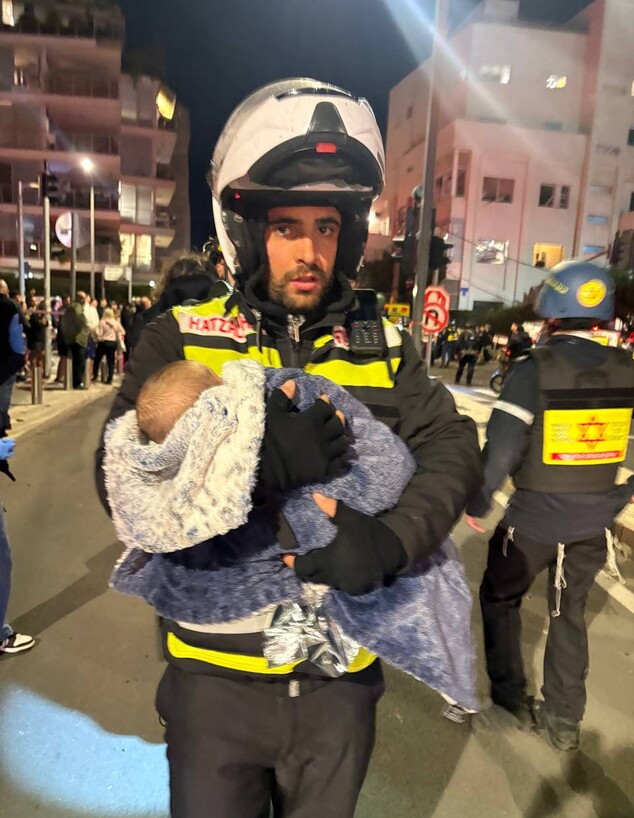 הכוחות מחלצים תינוק מזירת הנפילה הכוחות מחלצים תינוק מזירת הנפילה