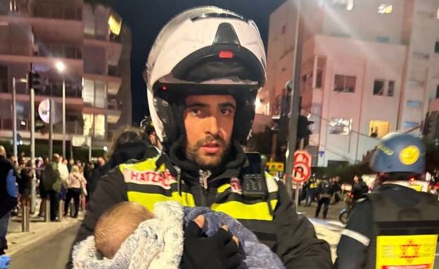 הכוחות מחלצים תינוק מזירת הנפילה הכוחות מחלצים תינוק מזירת הנפילה