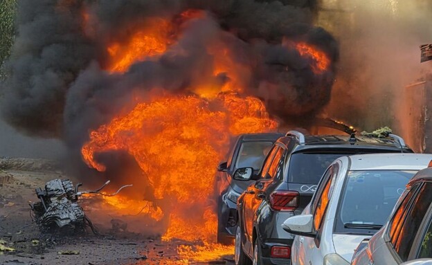 ראש העין מספר רכבים עולים באש מנפילת רסיס 