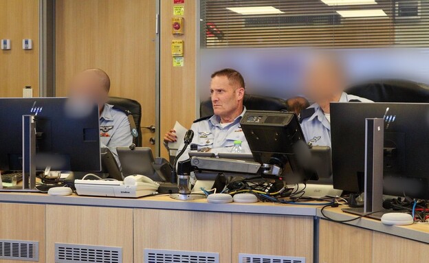 מפקד חיל האוויר, אלוף תומר בר, במהלך התקיפות בבור מפקד חיל האוויר, אלוף תומר בר, במהלך התקיפות בבור