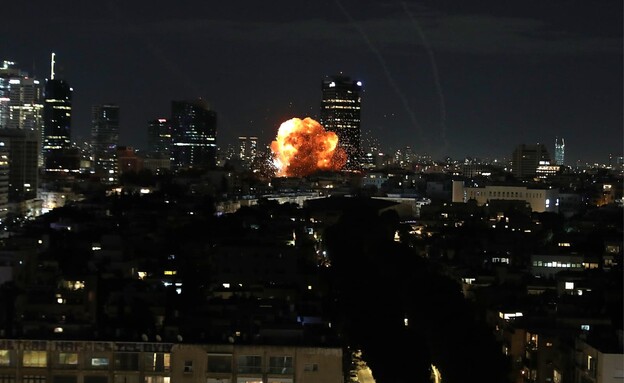 כמה זירות נפילה בגוש דן, בן 40 נפצע קשה; 8 טילים שוגרו