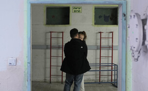 אנשים נכנסים למרחב המוגן בשל שיגורים מאיראן (צילום: AP)