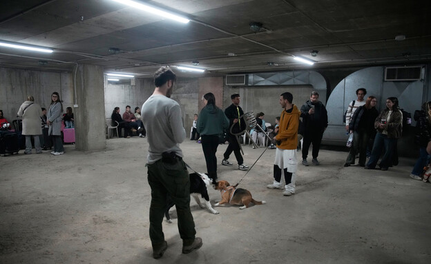 אנשים נכנסים למרחב המוגן בשל שיגורים מאיראן