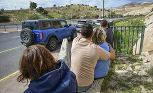 אנשים מתמגנים בשל שיגורים מאיראן (צילום: אבשלום ששוני, פלאש 90)