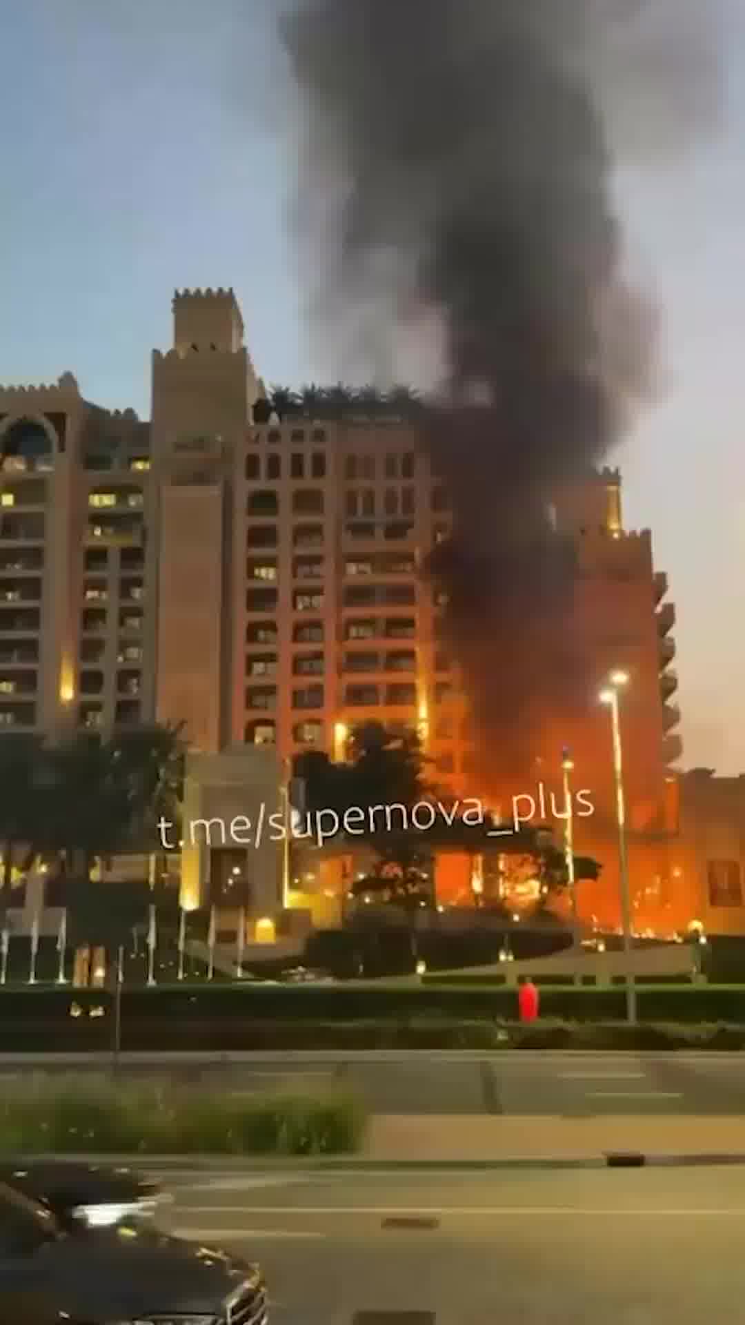 עשן סמיך לאחר פיצוץ אדיר במלון בפיירמונט פאלם דובאי