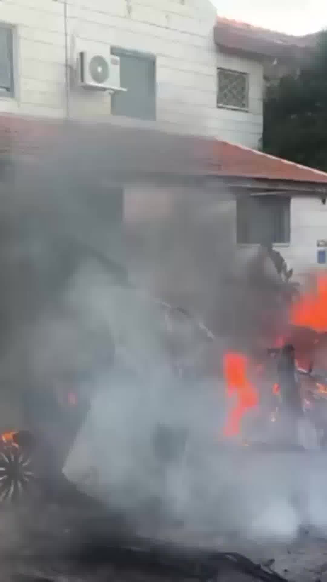 סמוך למבני מגורים: רסיסים נפלו במרכז הארץ וגרמו לכמה רכבים לעלות באש