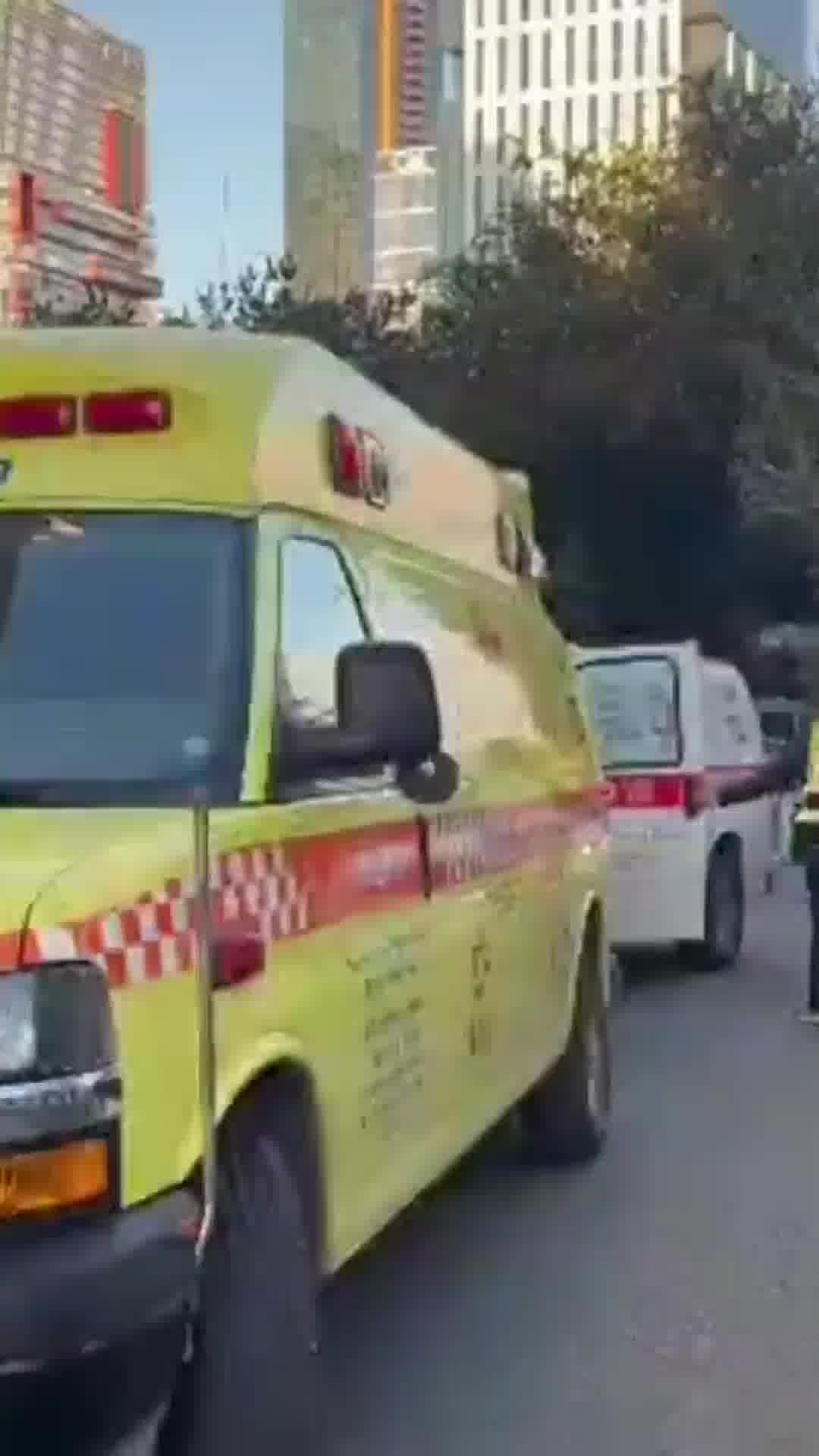 חובשים ופרמדיקים של מד"א  ומפנים לבי"ח בילינסון נער בן 17 במצב קל עם פציעות רסיסים 