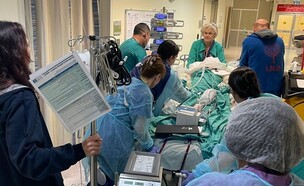 העברת חולה המטופלת באקמו  (צילום: הדסה עין כרם)