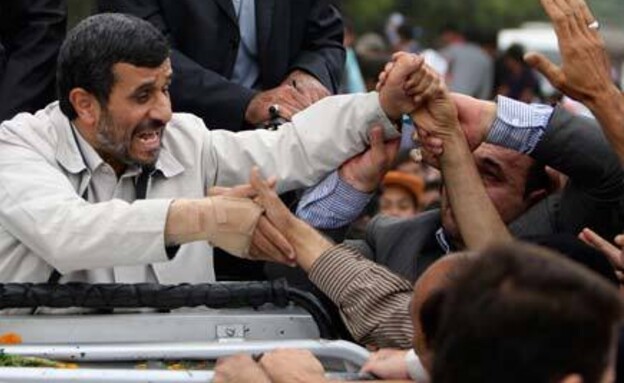 נפרד מהכס, אחמדינז'אד נפרד מהכס, אחמדינז'אד