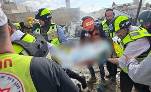 זירת הפגיעה הישירה בבית שמש (צילום: איחוד הצלה)