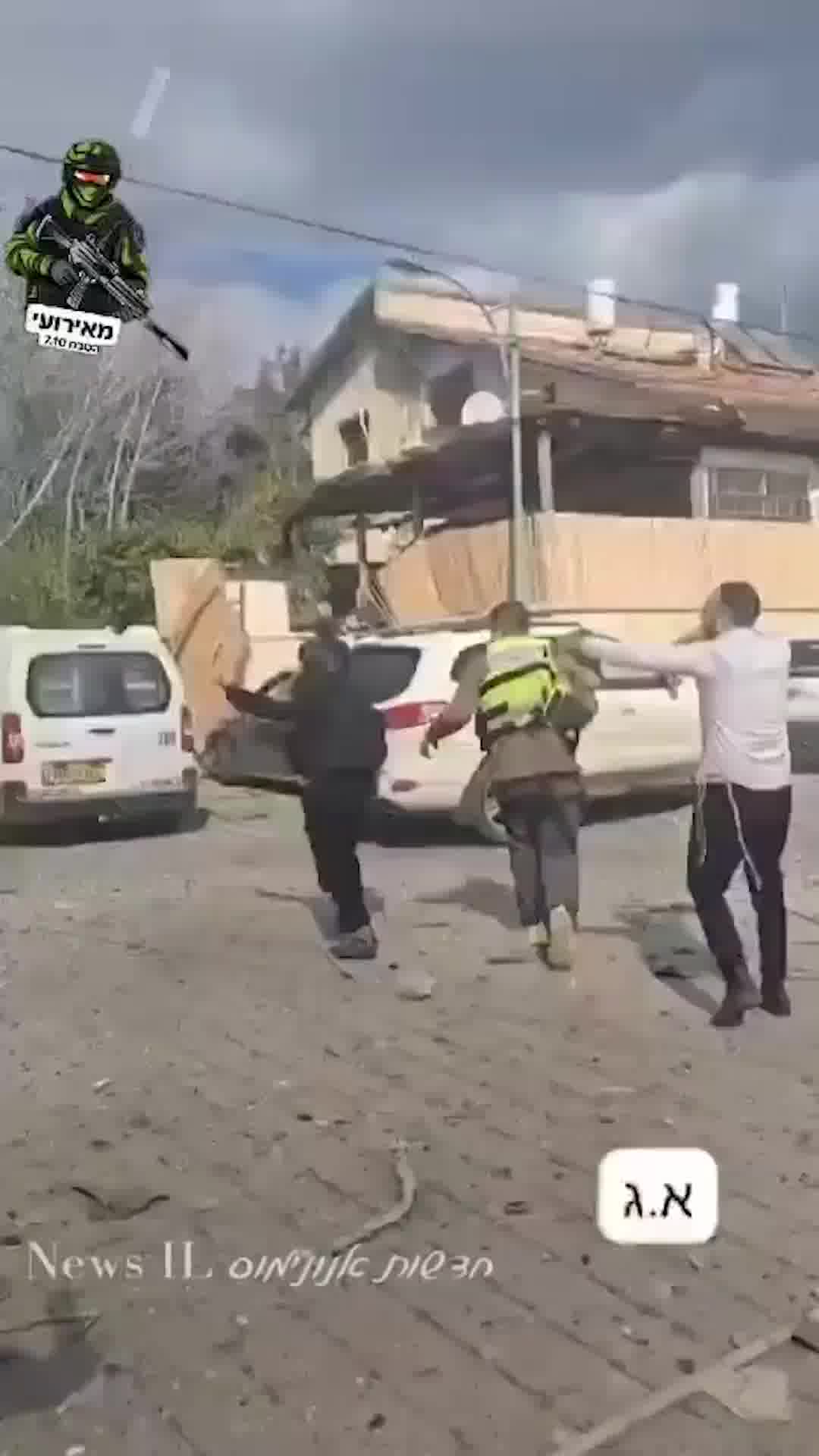 כוחות החילוץ מחלצים פעוט פצוע מתוך ההריסות