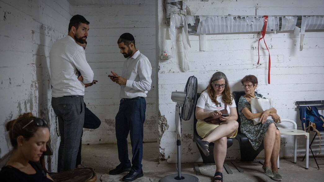 אנשים תופסים מחסה במקלט בתל אביב במבצע שאגת הארי